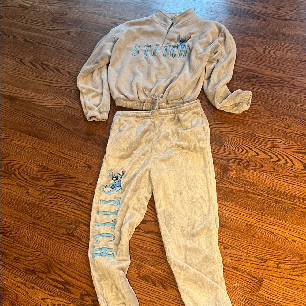 Stitch sweatshirt and sweat pants